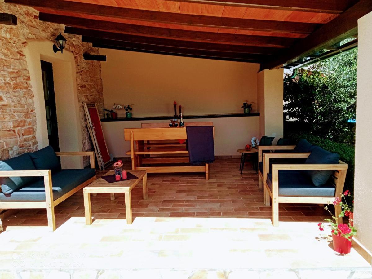 Mala Kuca Sa Velikim Grijanim Bazenom Antonio Villa Šišan Exteriör bild