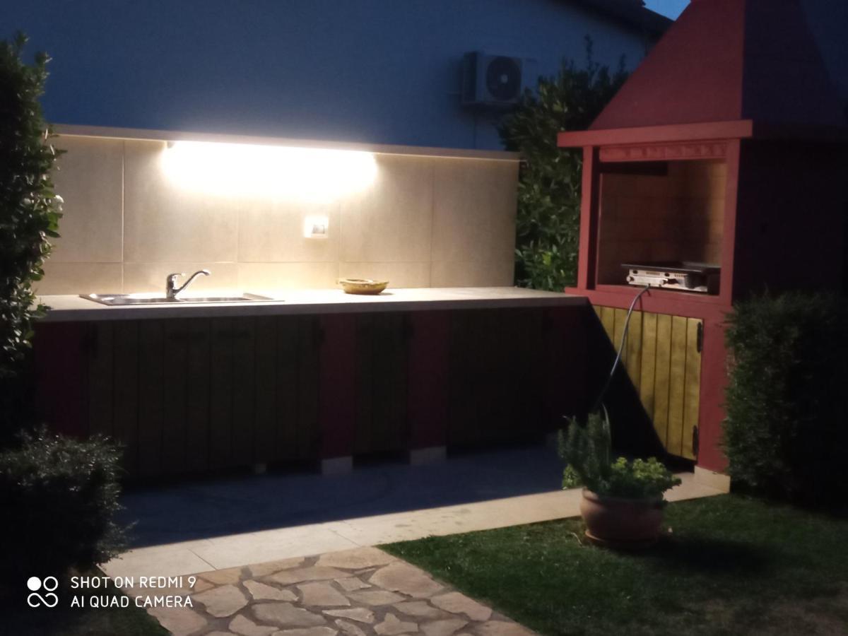 Mala Kuca Sa Velikim Grijanim Bazenom Antonio Villa Šišan Exteriör bild
