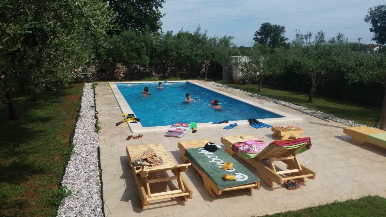 Mala Kuca Sa Velikim Grijanim Bazenom Antonio Villa Šišan Exteriör bild