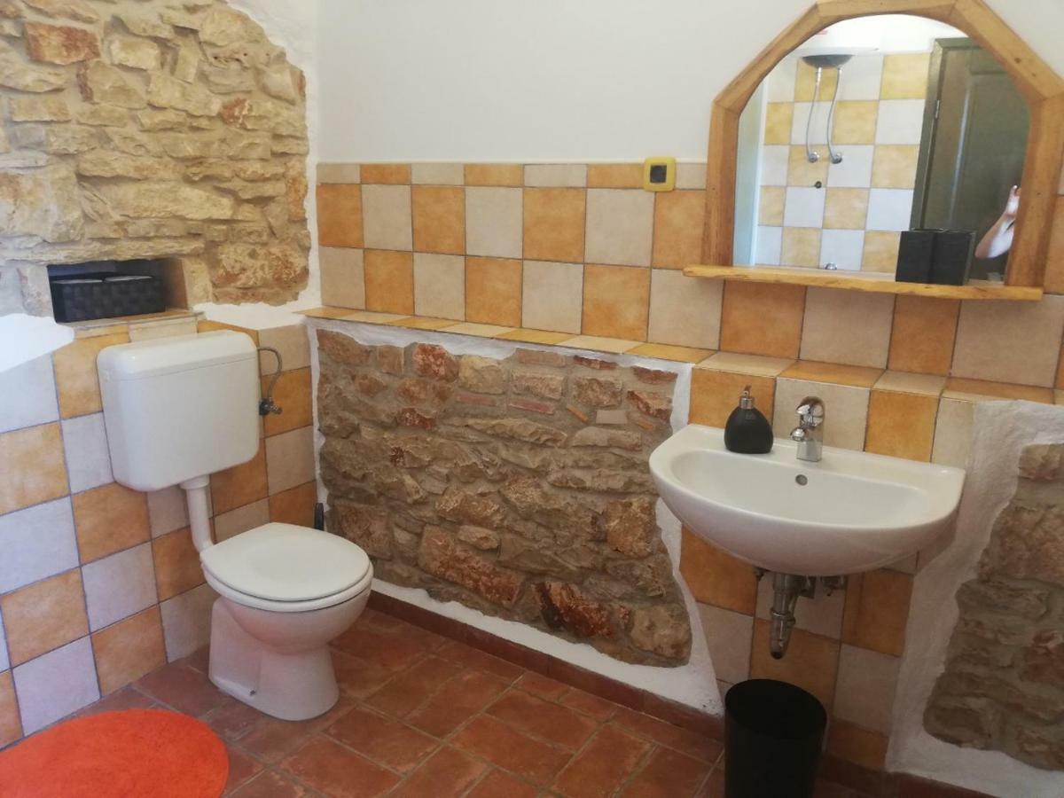 Mala Kuca Sa Velikim Grijanim Bazenom Antonio Villa Šišan Exteriör bild