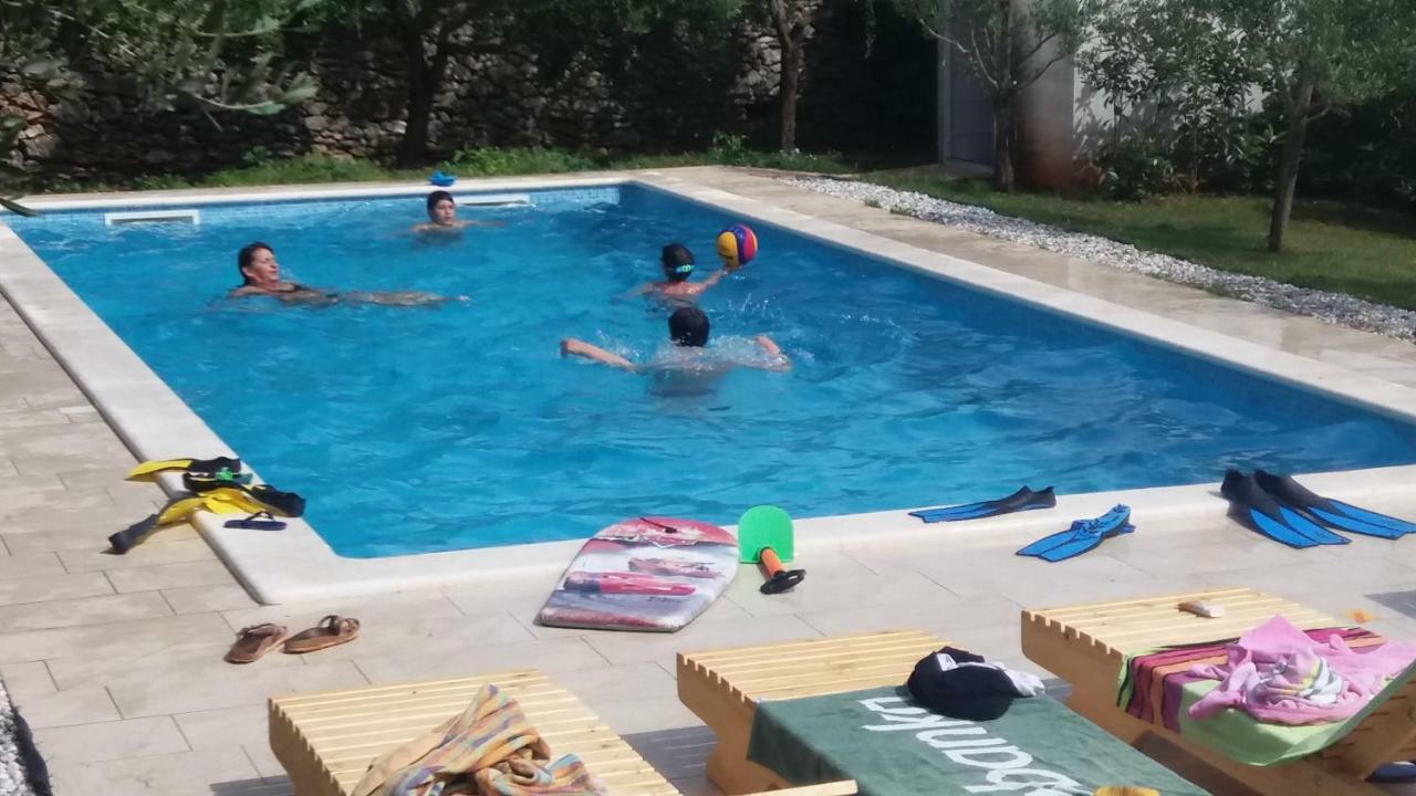 Mala Kuca Sa Velikim Grijanim Bazenom Antonio Villa Šišan Exteriör bild