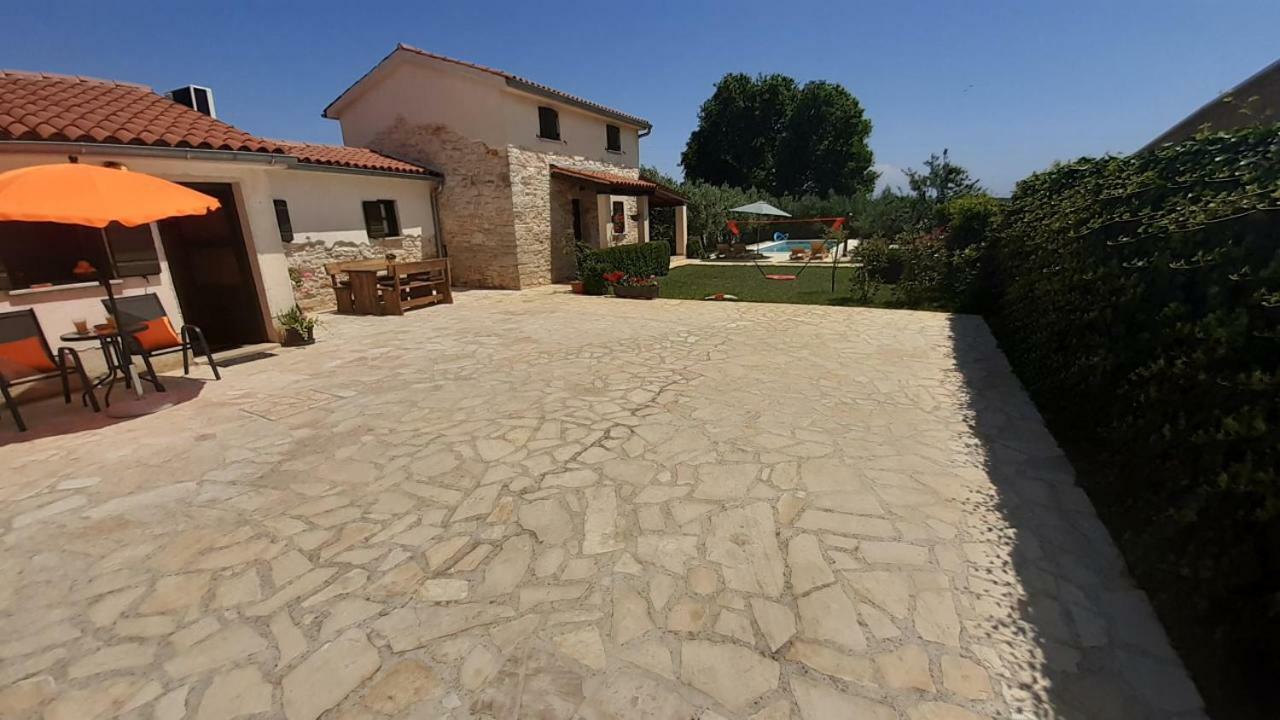 Mala Kuca Sa Velikim Grijanim Bazenom Antonio Villa Šišan Exteriör bild